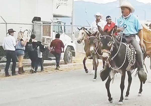 Cabalgan en ejido El Oso en Ciénegas