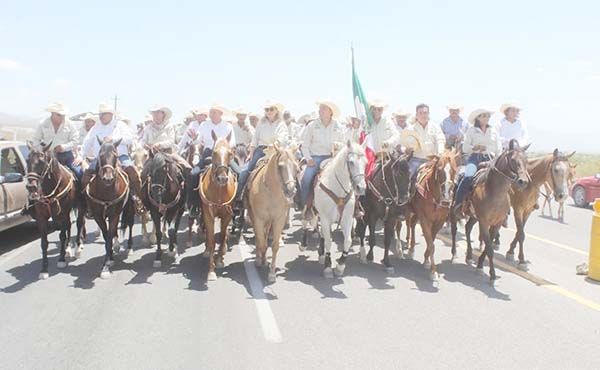 Cabalgan 2 mil jinetes por festejos de la Uva