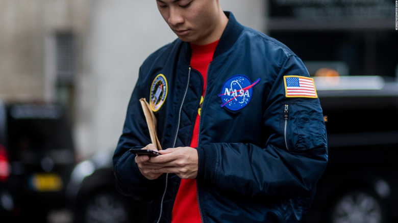 ¿Por qué todo el mundo lleva ropa de la NASA?