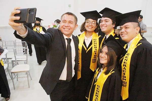Concluyen preparatoria alumnos de CECYTEC