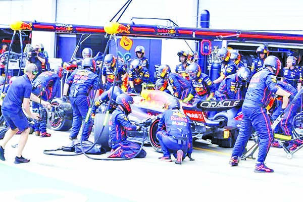 Se toca Checo con Russell y abandona en la vuelta 26