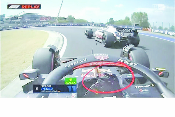 Le pinta dedo Checo Pérez a Mick Schumacher
