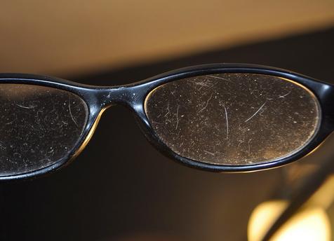 Remedio casero para eliminar las manchas y rayones de tus lentes