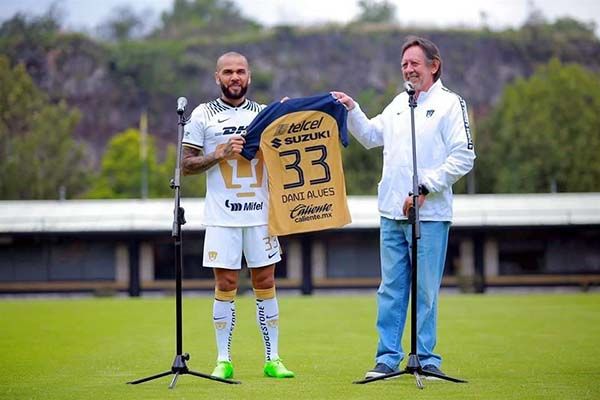 Presenta Pumas a Dani Alves