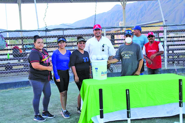 Entregan material deportivo a equipos