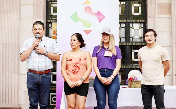 Instalan emprendedoras Mercado Mujeres Unidas