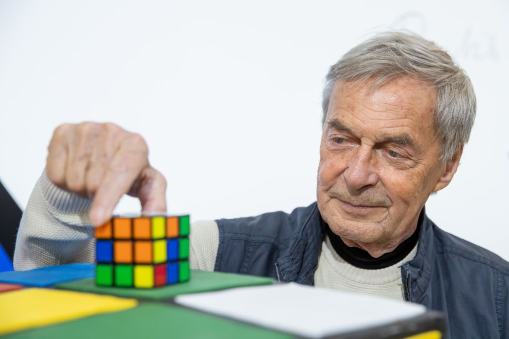 LA HISTORIA DE ERNO RUBIK, EL PROFESOR QUE INVENTÓ EL FAMOSO CUBO DE RUBIK