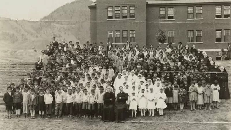 LA HISTORIA DEL GENOCIDIO DE NIÑOS INDÍGENAS DE CANADÁ POR LA QUE EL PAPA FRANCISCO PIDIÓ UNA DISCULPA