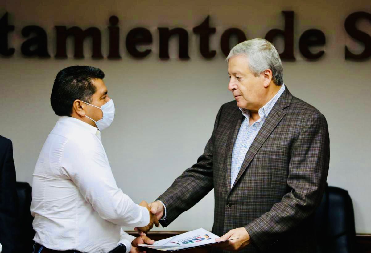 Atiende petición añeja Chema Fraustro con entrega de escrituras