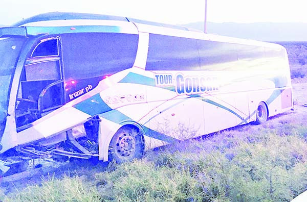 Sale de carretera autobús turístico