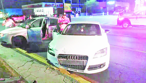 Destroza autos al perder riña