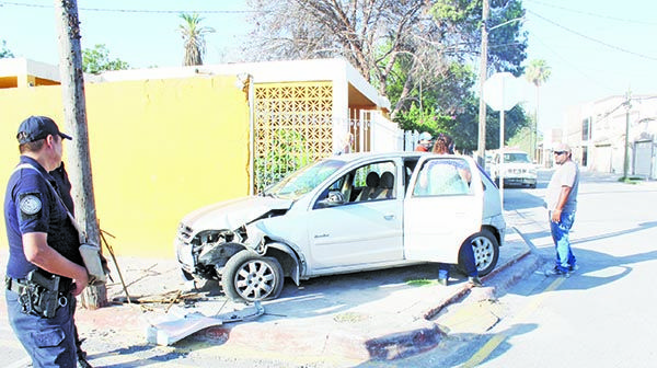 Frena carro contra casa