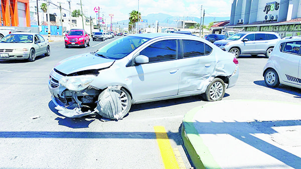 Alegan verde al chocar en el Juárez