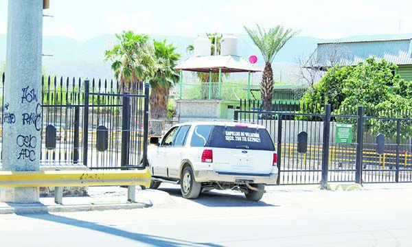 Muerte lo encuentra caminando en brecha
