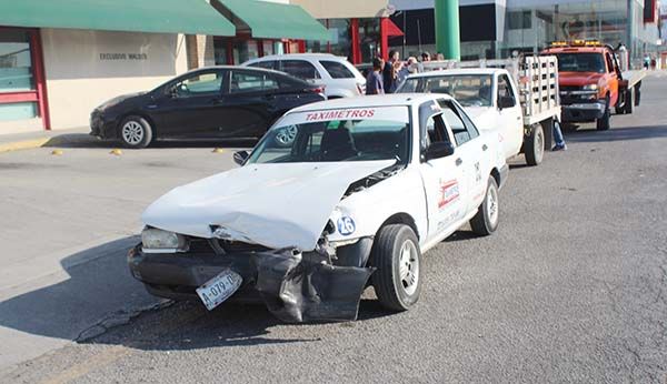Desgracia taxi al ignorar semáforo