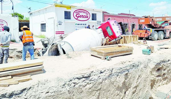 Zanja “traga” a obrero y camión revolvedora