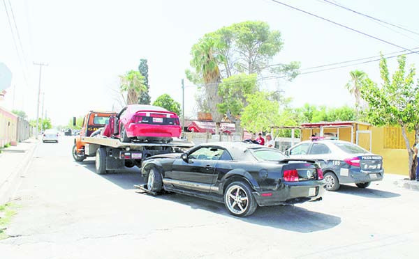 Autos deportivos provocan choque