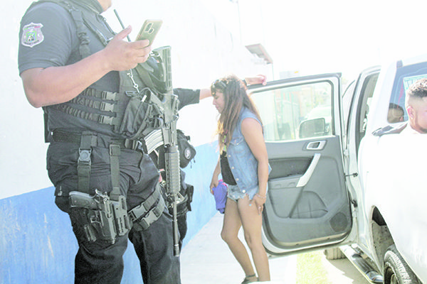 Mujeres matan sus neuronas en la calle
