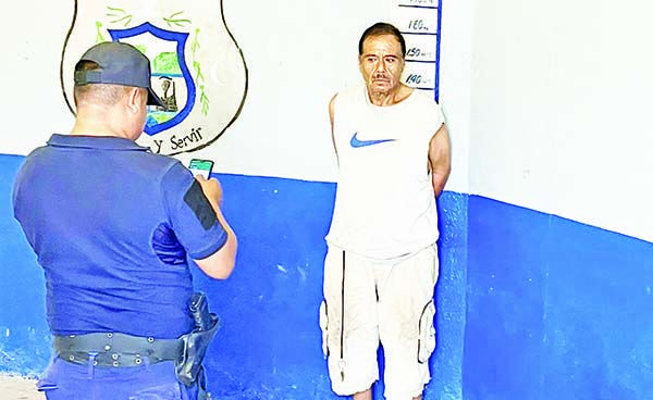 Drogadicto ronda casas en la Azteca