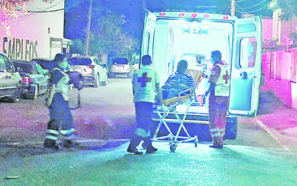Sufre crisis luego de chocar dos trocas