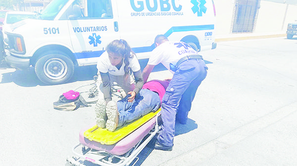 Taxista se lleva a ciclista de corbata