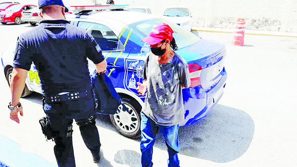 Limpia carros y se droga a la vez