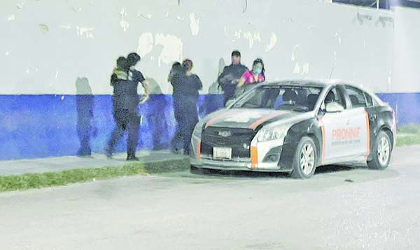 Niños duermen en una banqueta