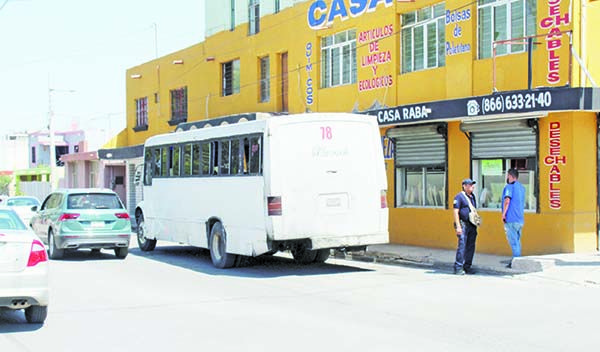 Atrabancado se atraviesa a camión