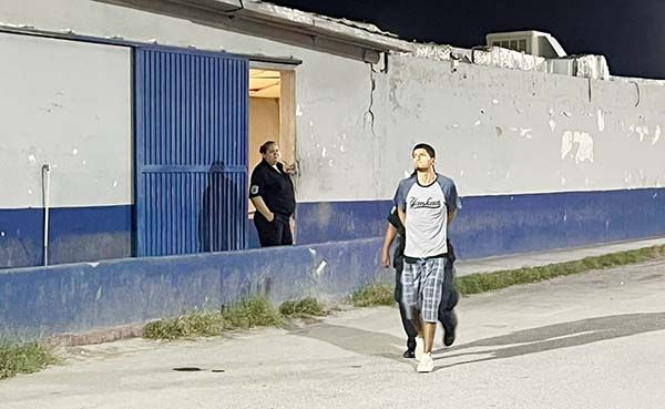 Arrestan a ladrones al saquear vivienda