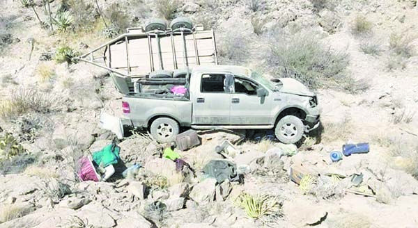 Familia herida al volcar en carretera