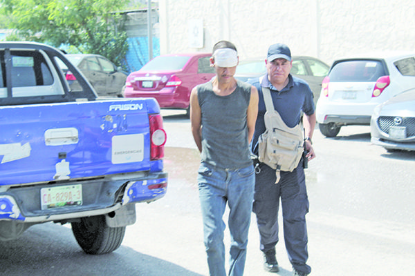 Harta a vecinos y llaman a policía