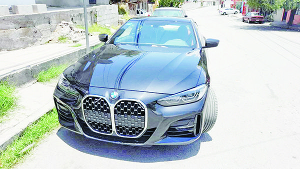 Daña BMW a carro en choque por alcance