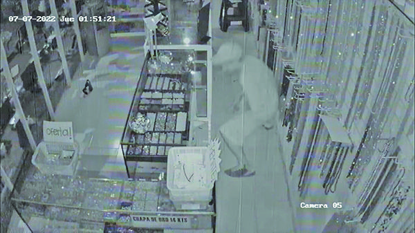 Cámaras captan a ladrón en joyería