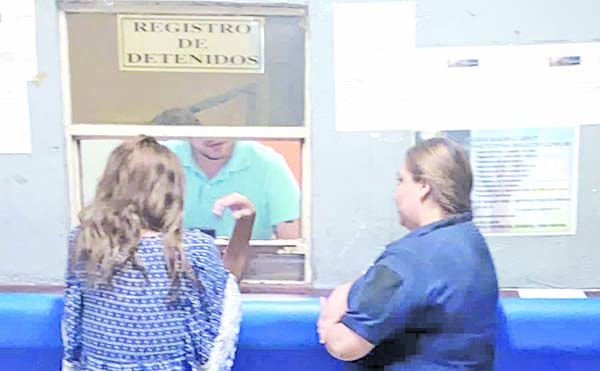 Adicta mujer ataca a sus familiares