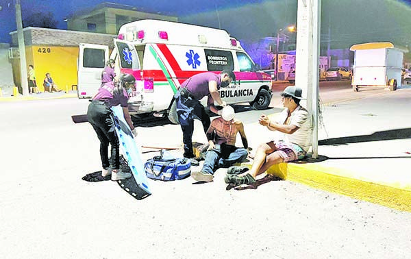 Derriba moto y deja dos heridos
