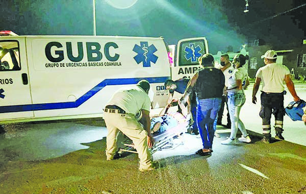 Lo golpean y lo tiran en la calle