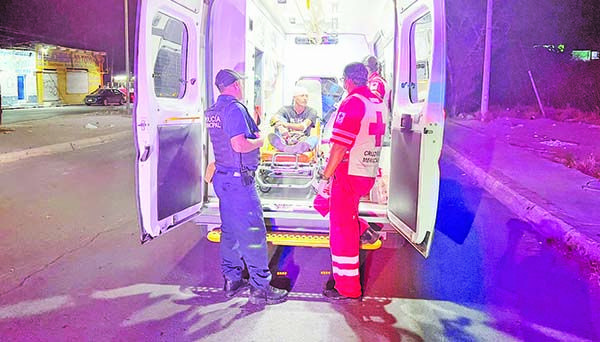 Motociclista acaba raspado y golpeado