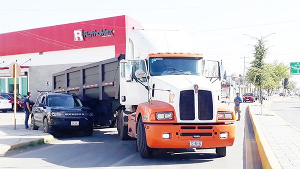 Tráiler choca  al invadir carril