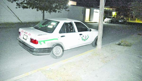 Huye cafre al chocar un taxi