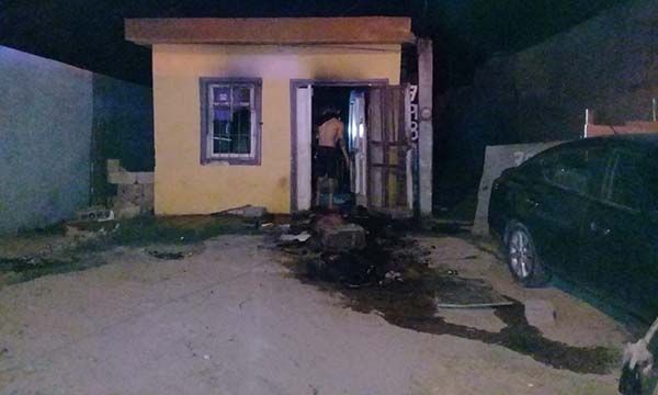 Arde casa por corto circuito