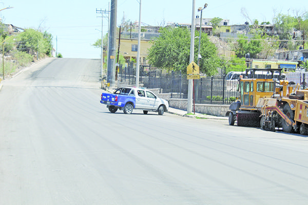Roba pulidor y escapa de policía