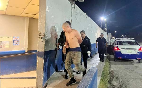 Detienen a ladrón robando cámaras