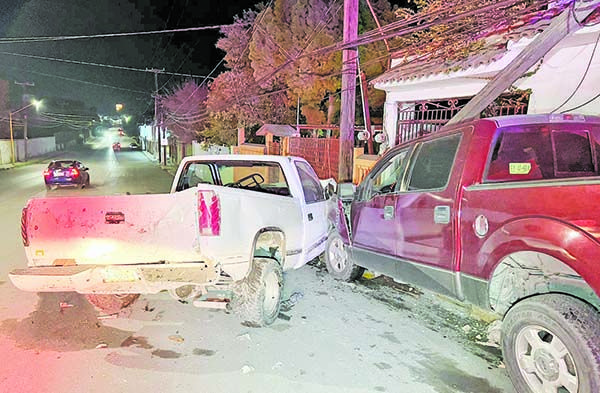 Deja destrucción al paso de troca
