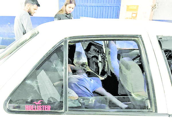 Ebrio se duerme arriba de un taxi