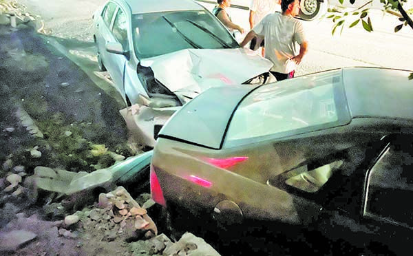 Huye cafre al chocar automóvil estático