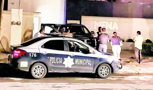 Amenaza con pistola a varios electricistas