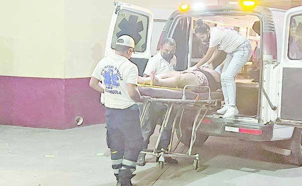 Los bañan de sangre en riña