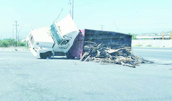 Vence carga a un camión chatarrero