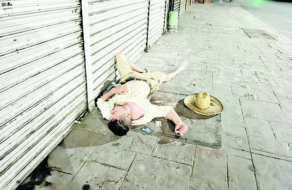 No estaba muerto; andaba de parranda