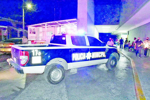 Niegan atención a hija y los amenaza con pistola
